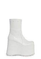 Snuggle Wonderland Platform Boots – White