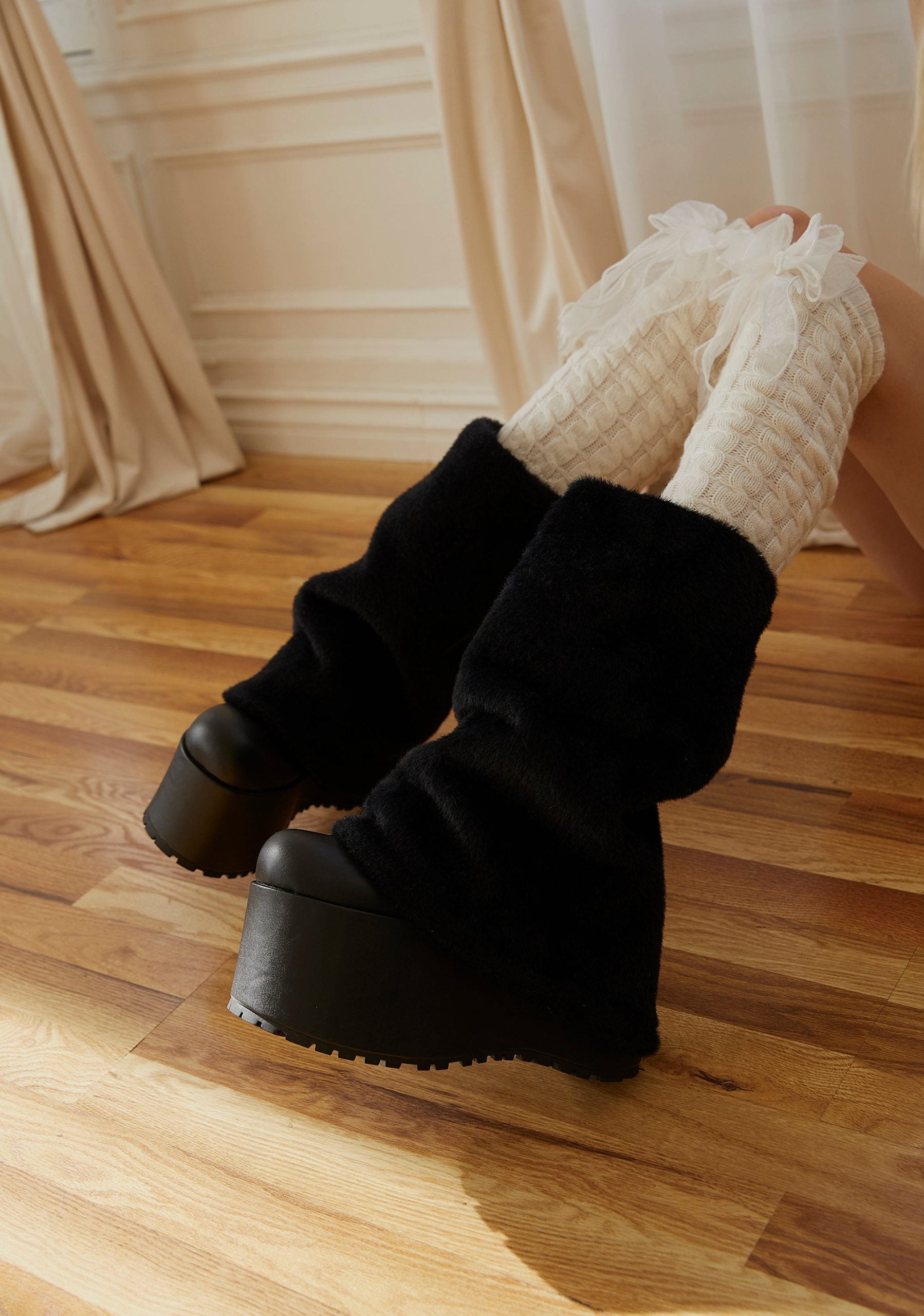 Snuggle Wonderland Platform Boots – Black